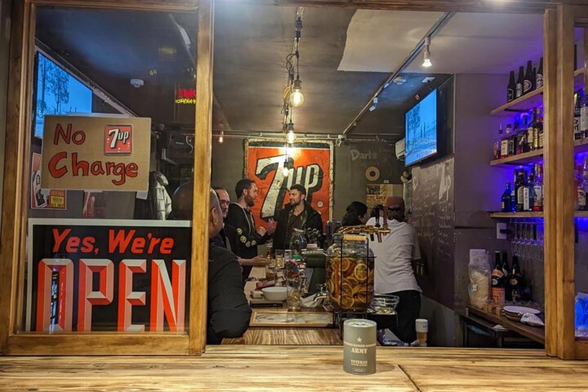 sekumpulan orang yang duduk di sebuah bar