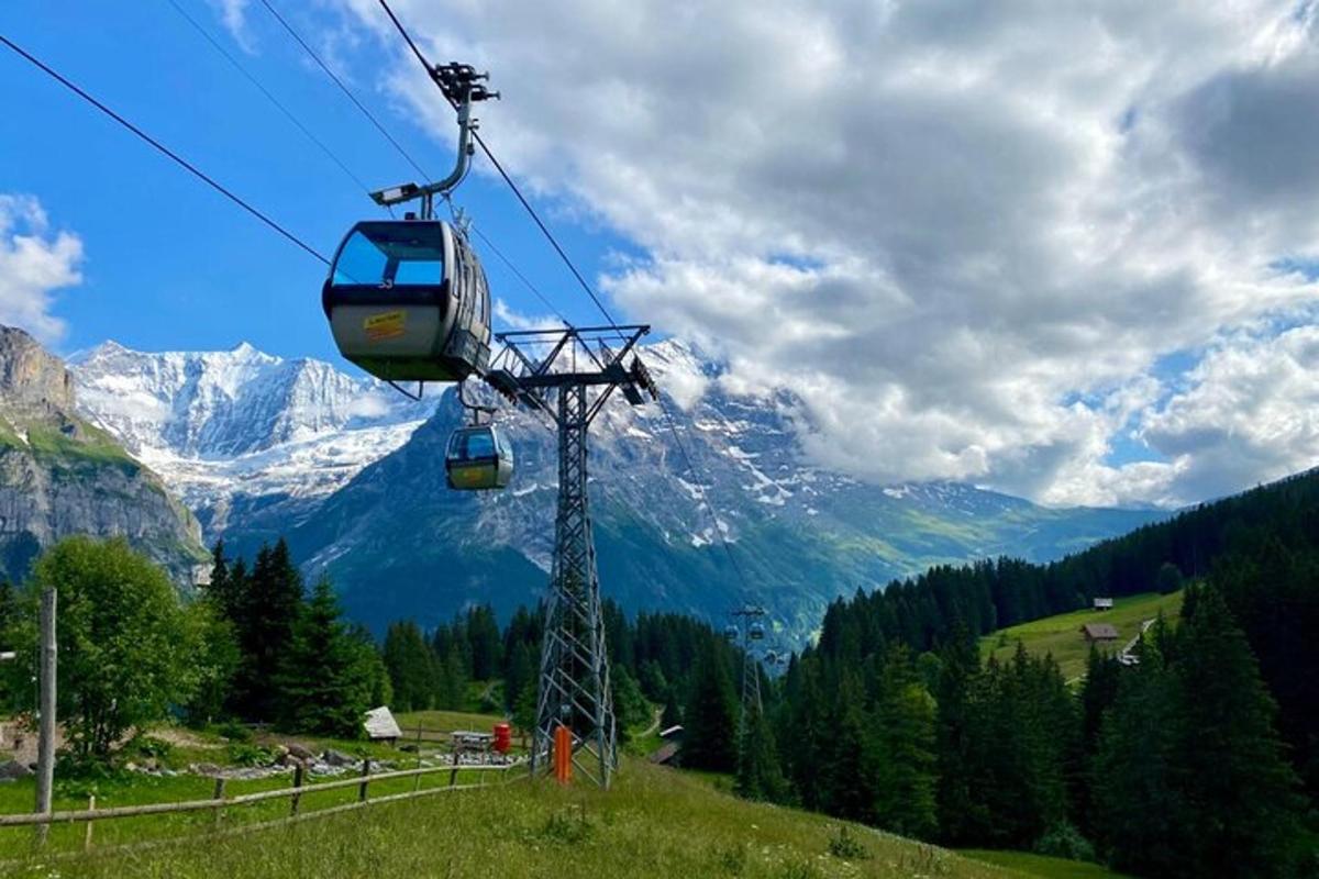 lift ski di pegunungan dengan orang-orang di atasnya