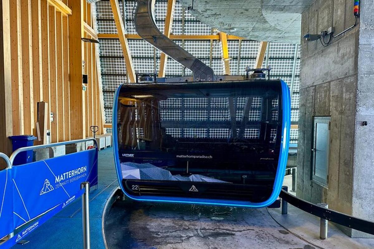 una gran porta de vidre en un autobús en un edifici