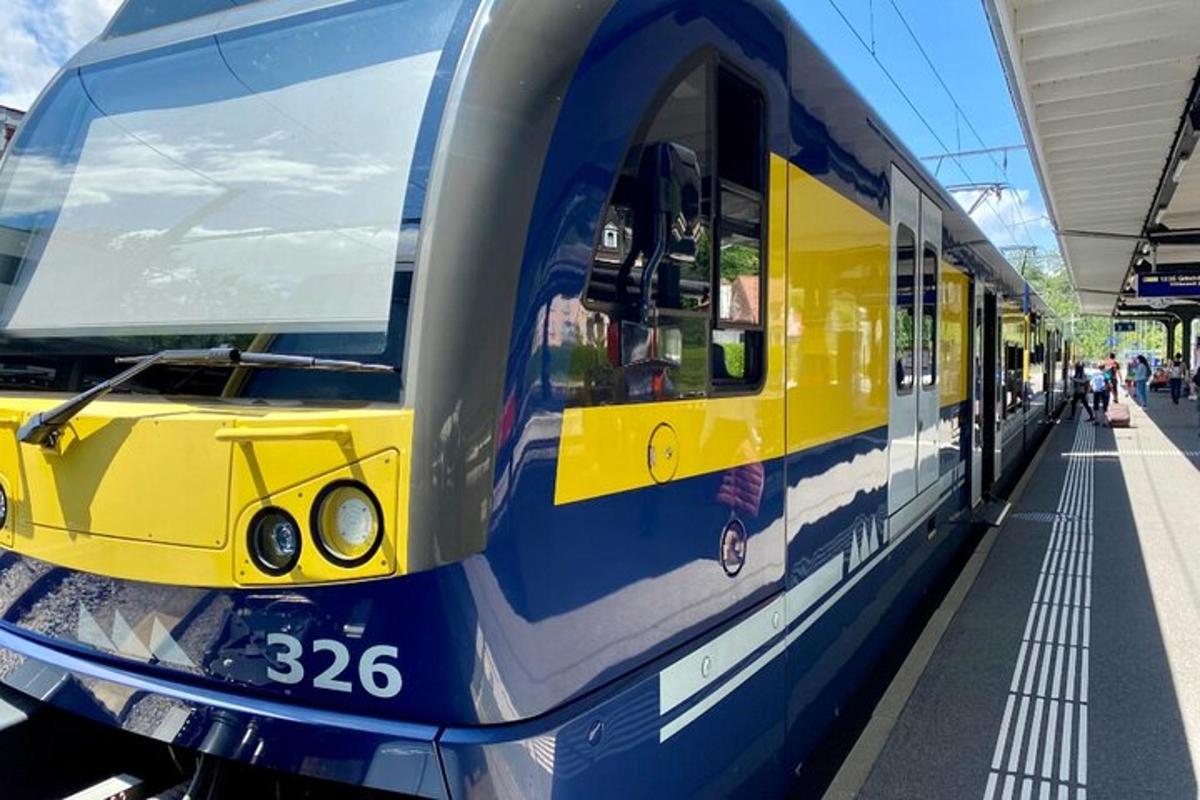 kereta biru dan kuning di stasiun kereta api