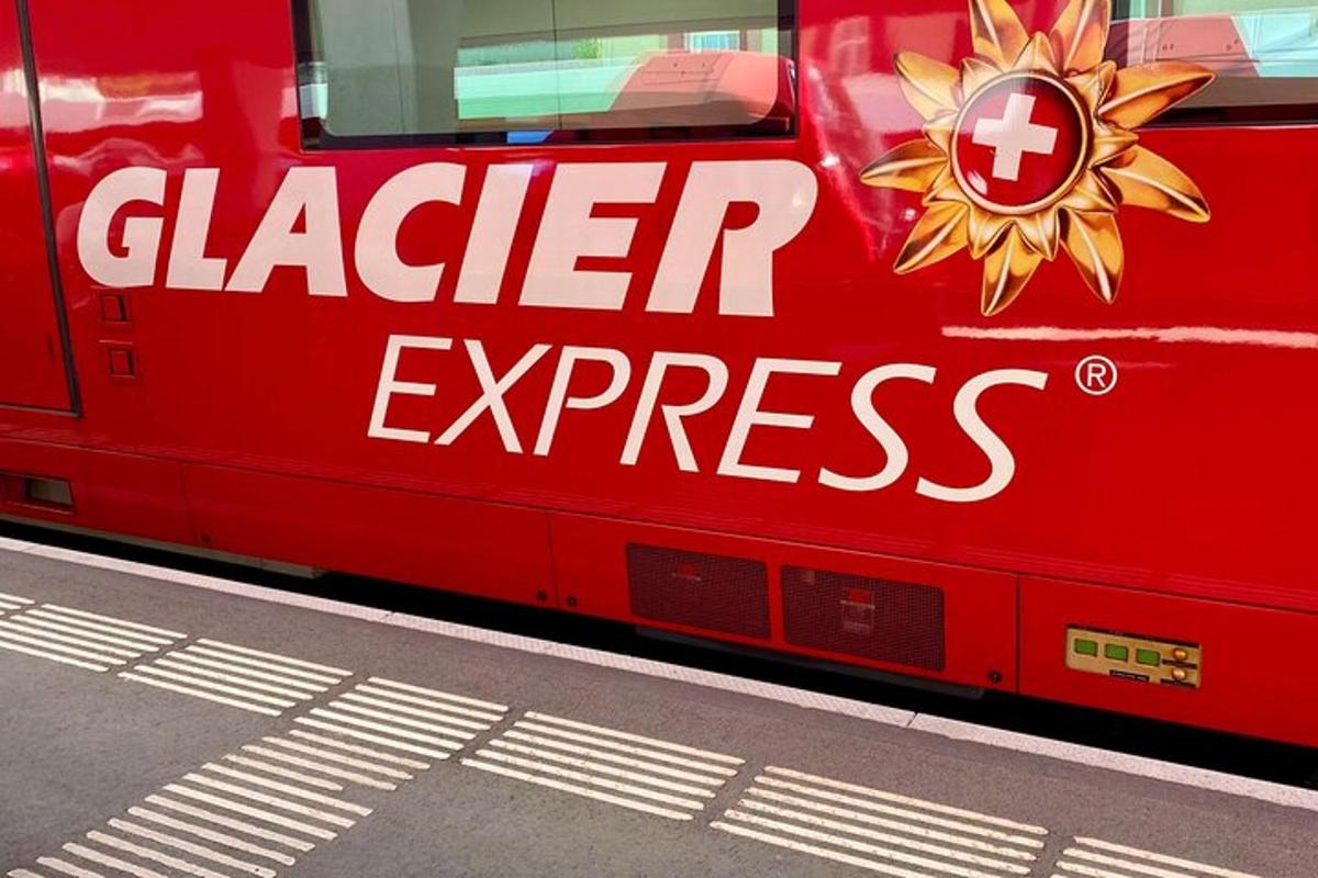 Un camión rojo con las palabras Glacier Express en el costado.