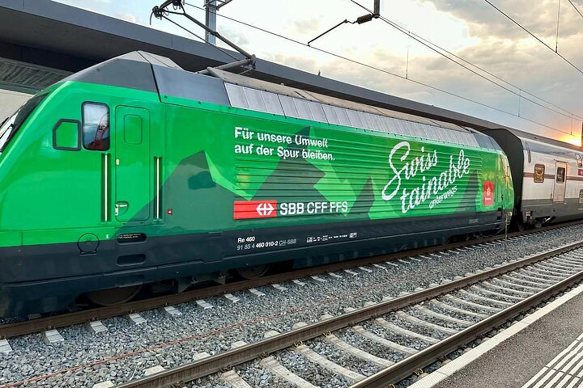 un tren verd està aturat a les vies