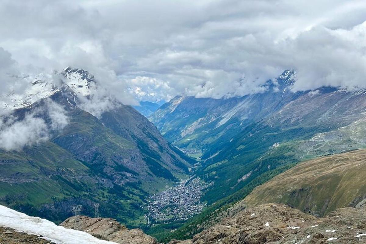 una vista d'una vall en una serralada