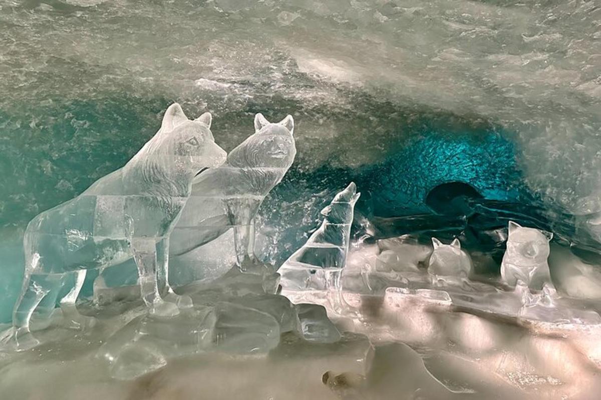 氷の洞窟にある2つの猫の氷の彫刻