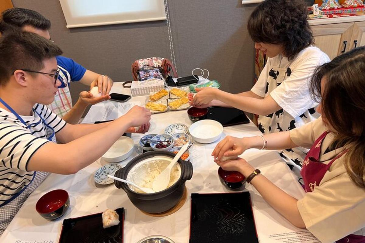 un grup de persones al voltant d'una taula preparant menjar