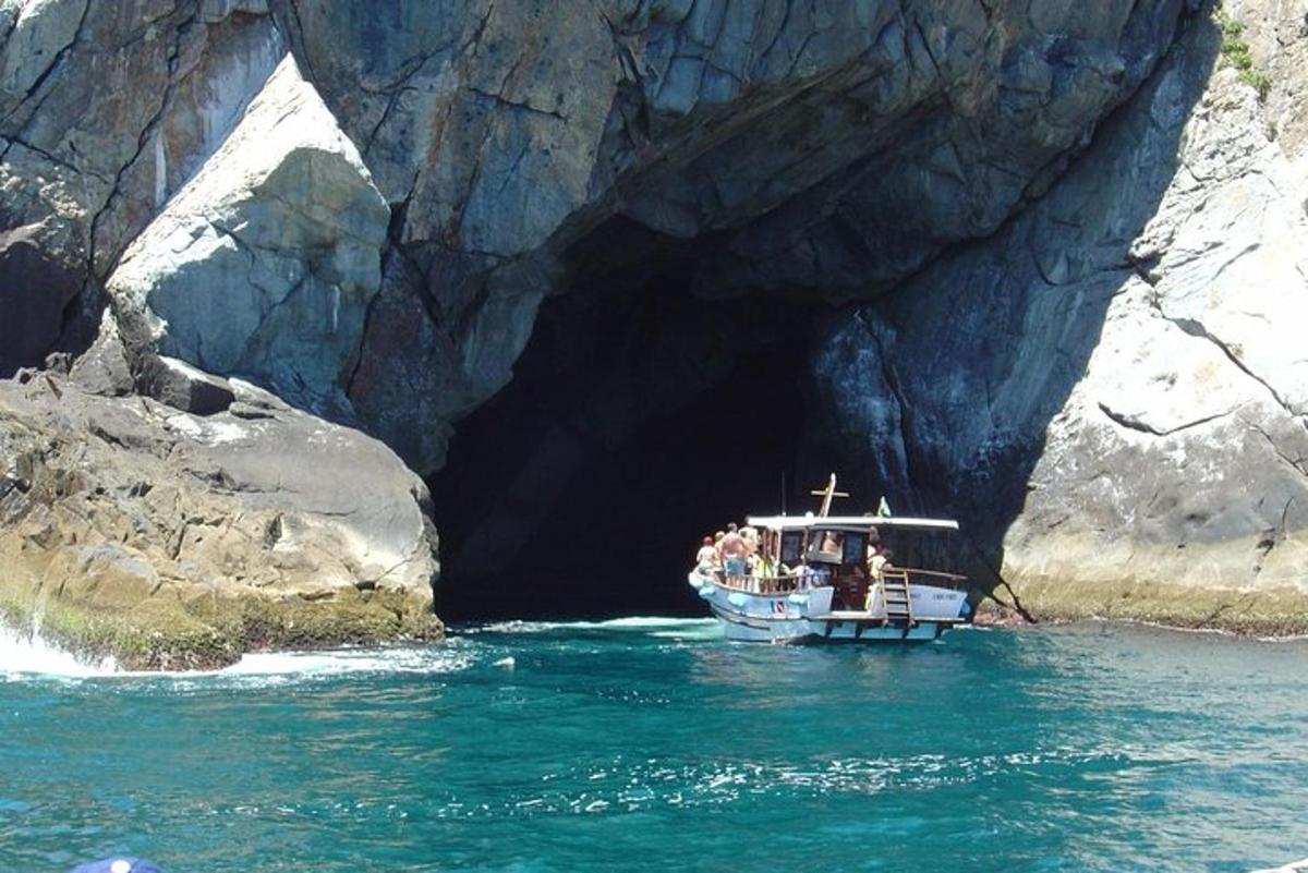 un barco en el agua frente a una cueva