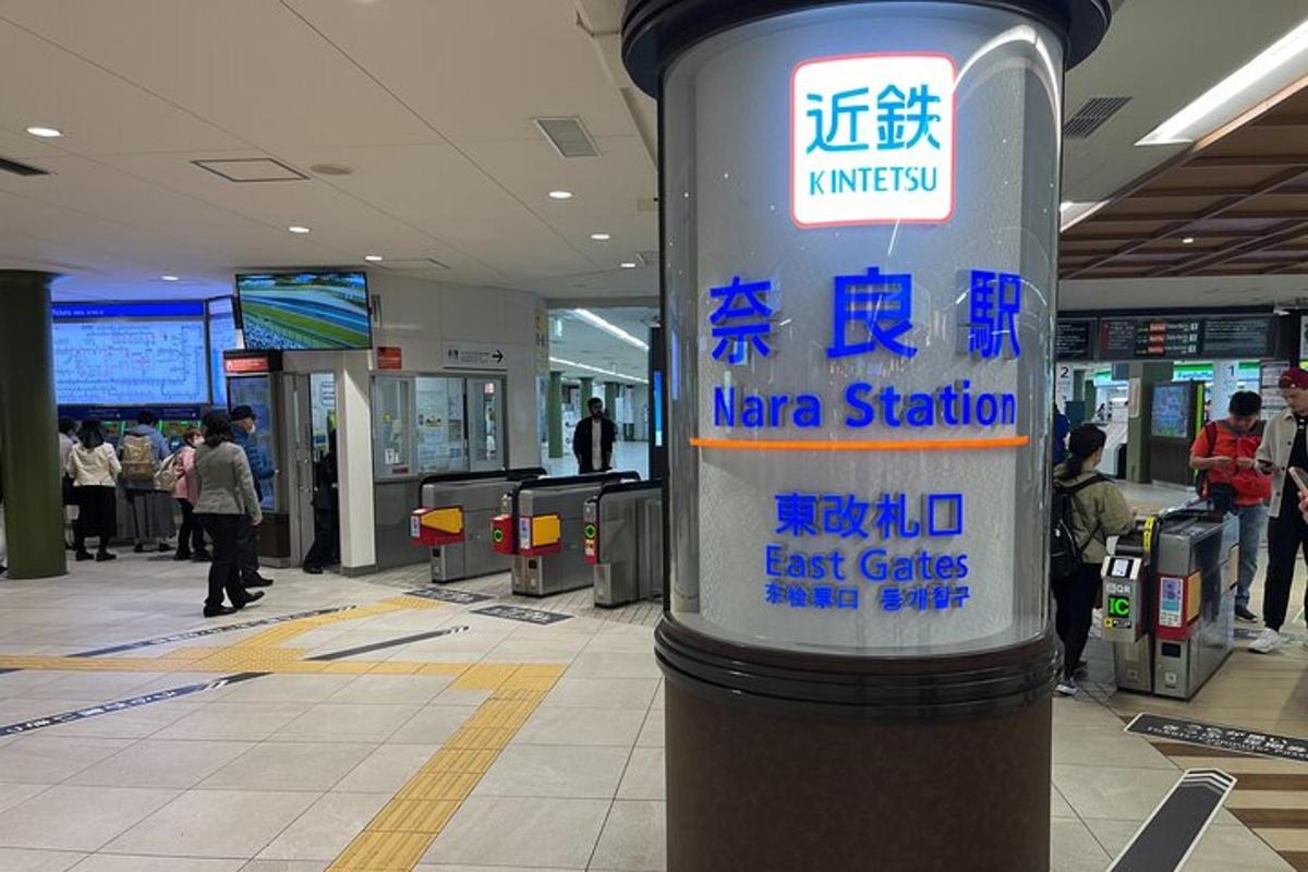 Un poste con un cartel en un aeropuerto
