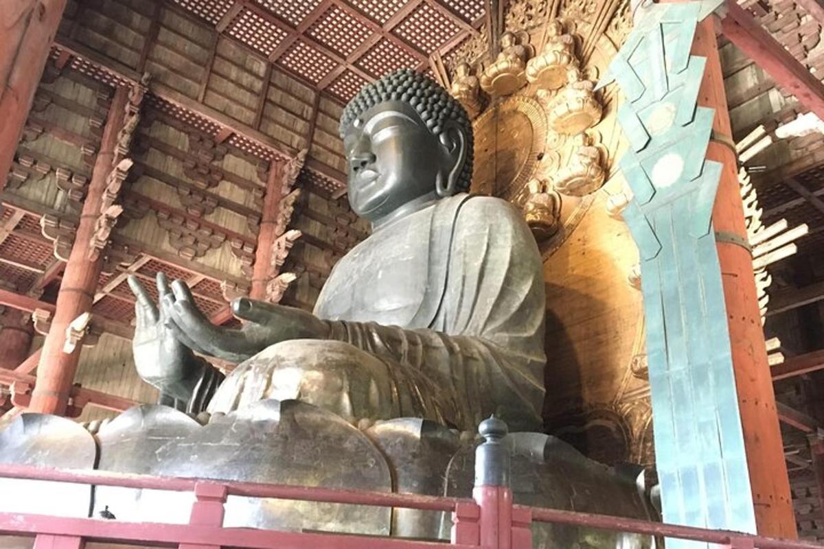 una gran estàtua de Buda en un edifici