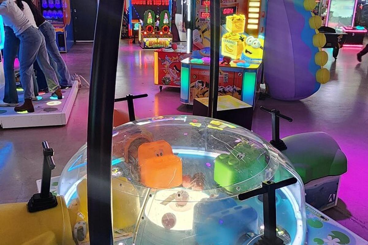 μια αίθουσα παιχνιδιών με έναν κλόουν σε μια στοά