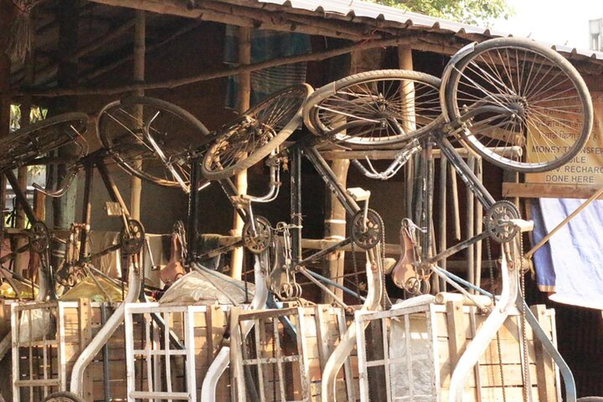 一辆自行车被挂在带有笼子的建筑物上