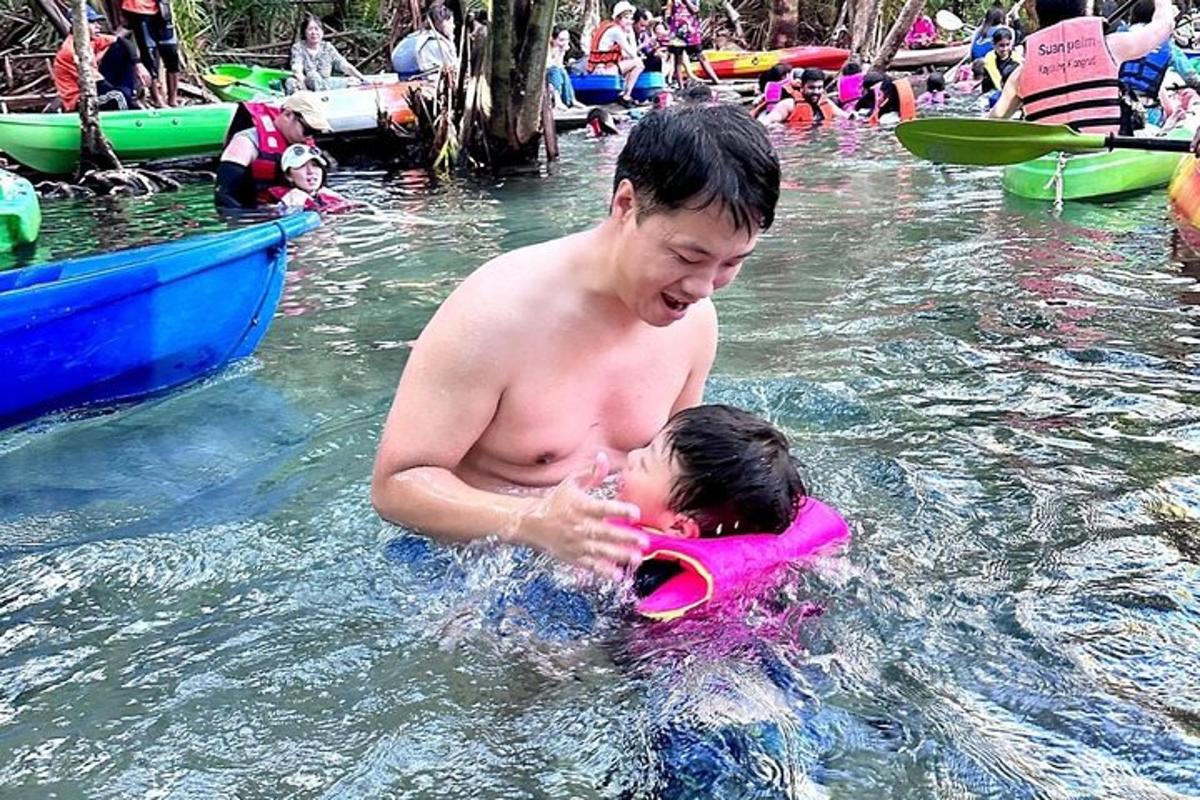 un uomo e un bambino nell'acqua
