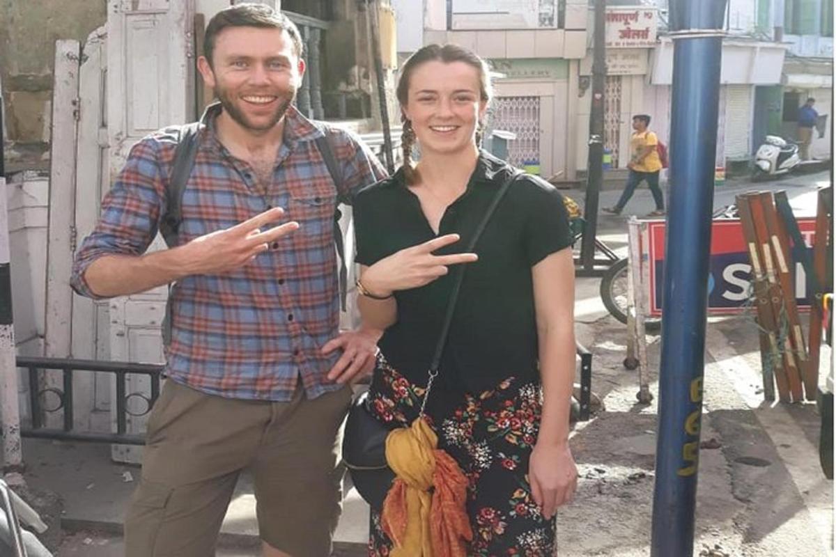 muž a žena stojící na ulici