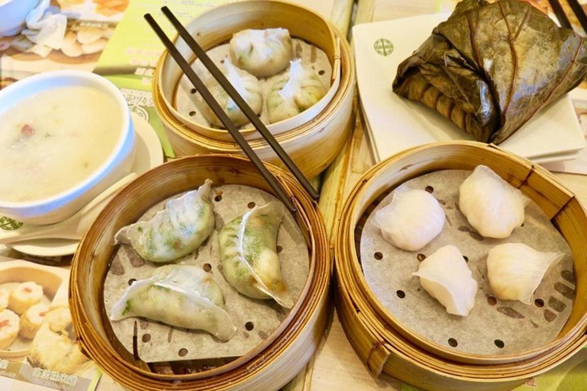 tatlong mangkok ng pagkain na may dumplings sa isang mesa