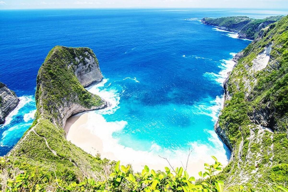zračni pogled na plažo na obali