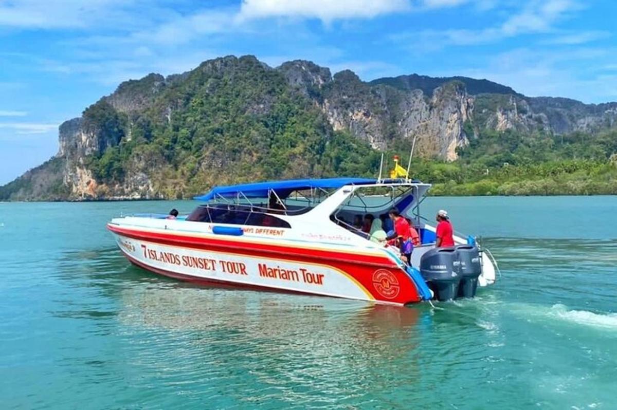 bot merah dan putih di dalam air dengan orang di atasnya