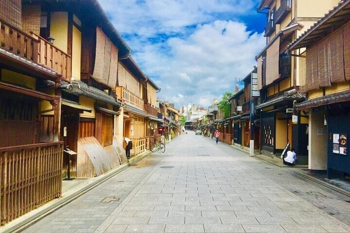 一座老城区里空荡荡的街道，周围都是建筑物