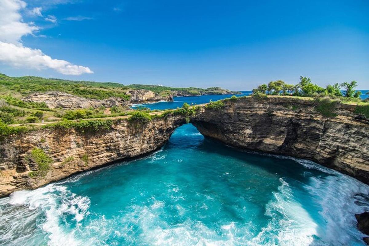 sebuah pulau dengan gerbang di dalam air
