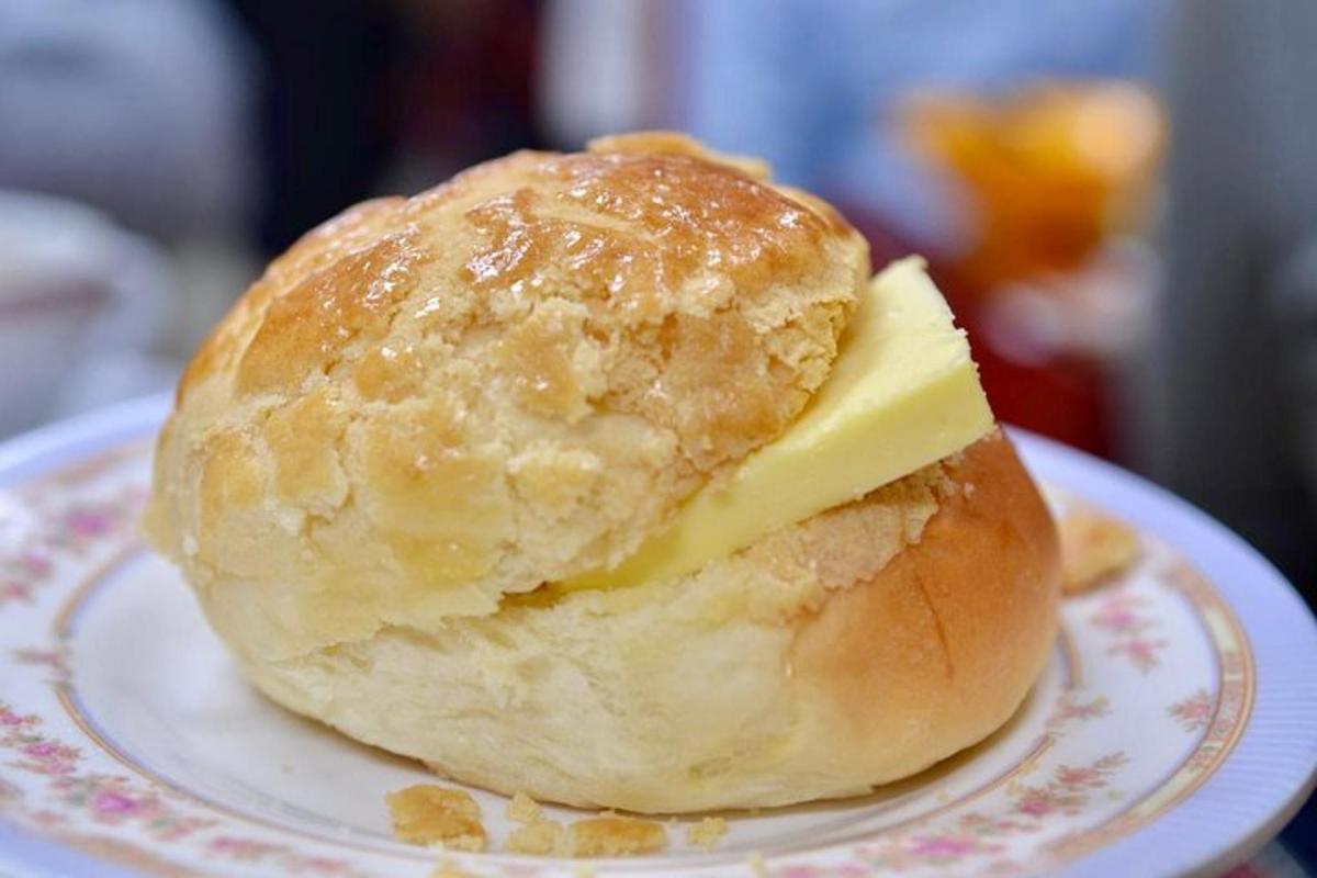 isang sandwich sa isang plato sa isang plato