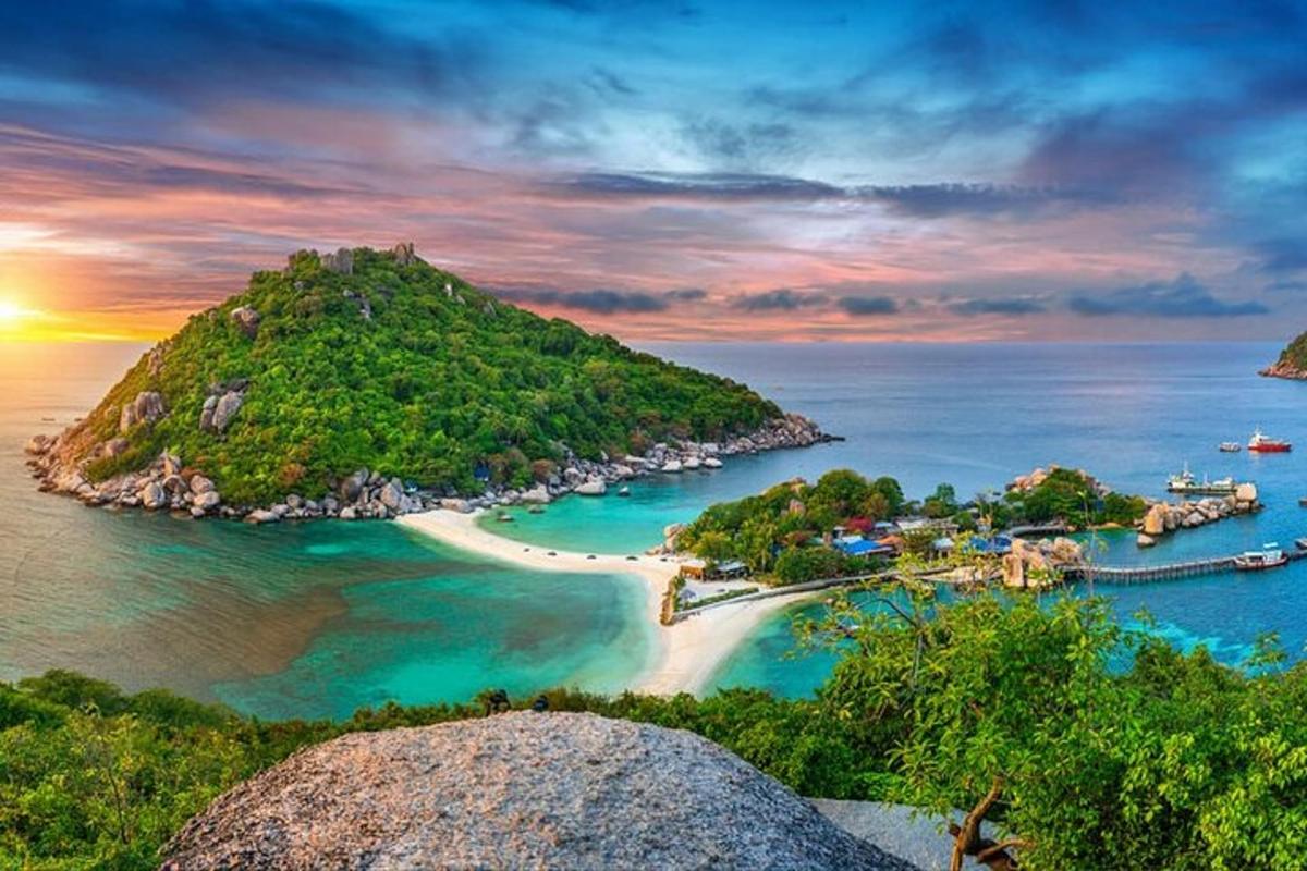 uma vista de uma pequena ilha no oceano