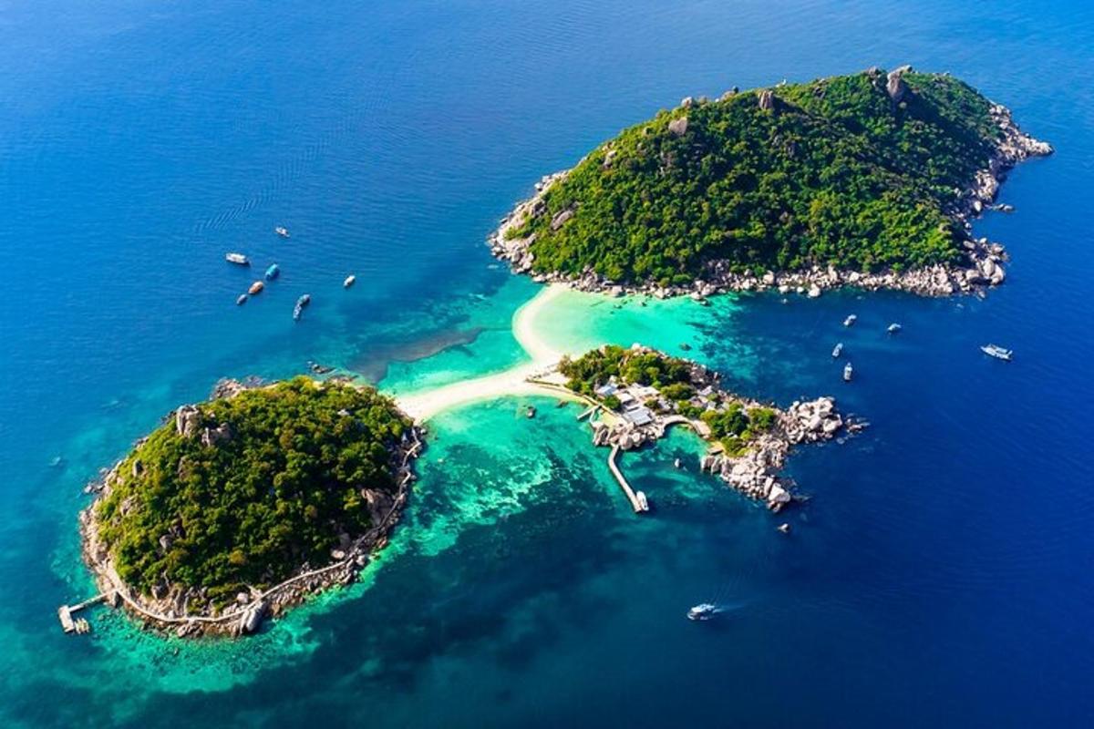 uma ilha no oceano com barcos na água