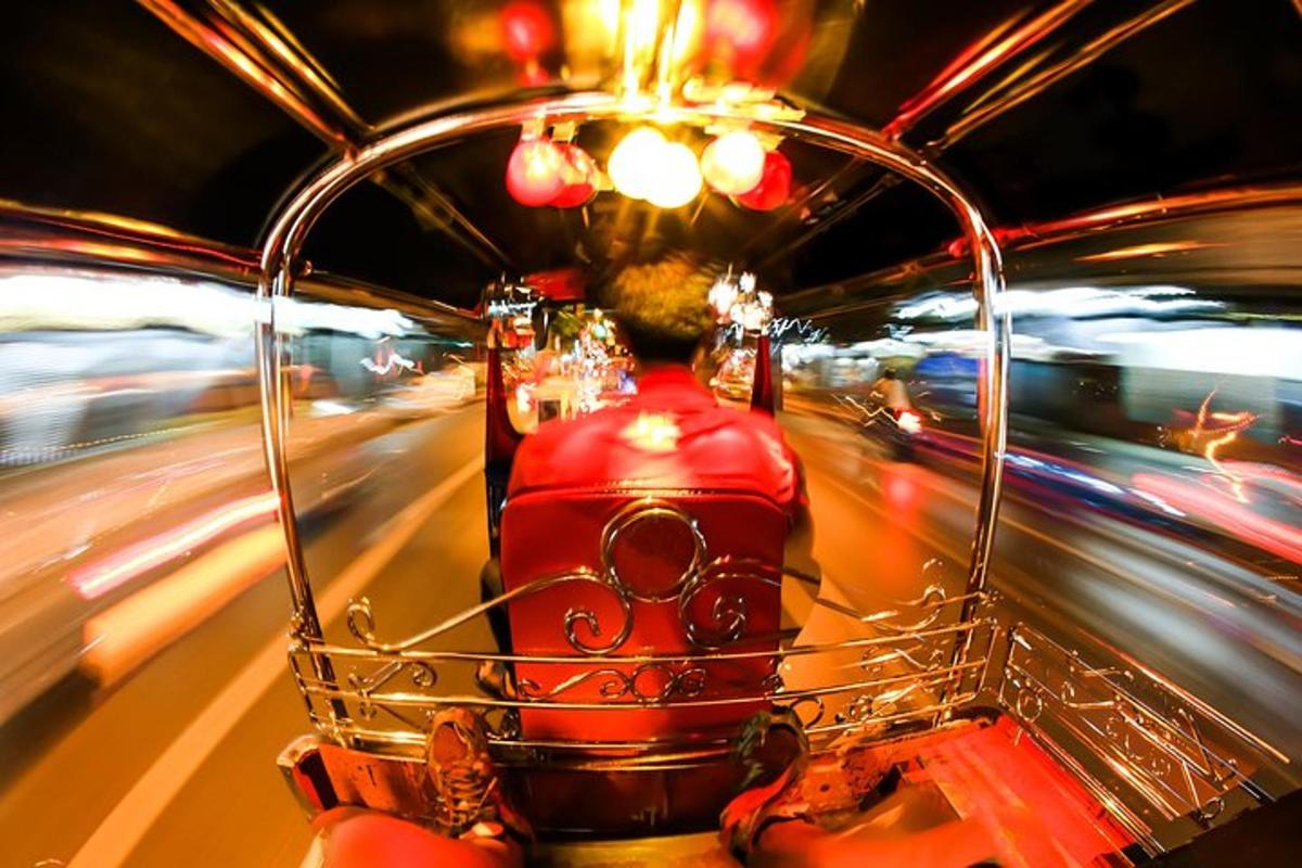 una persona seduta in un cestino su una motocicletta