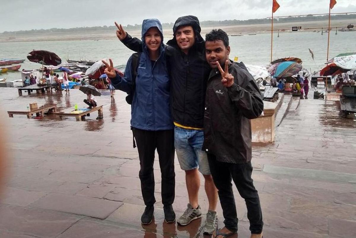 tiga lelaki bergambar di pantai
