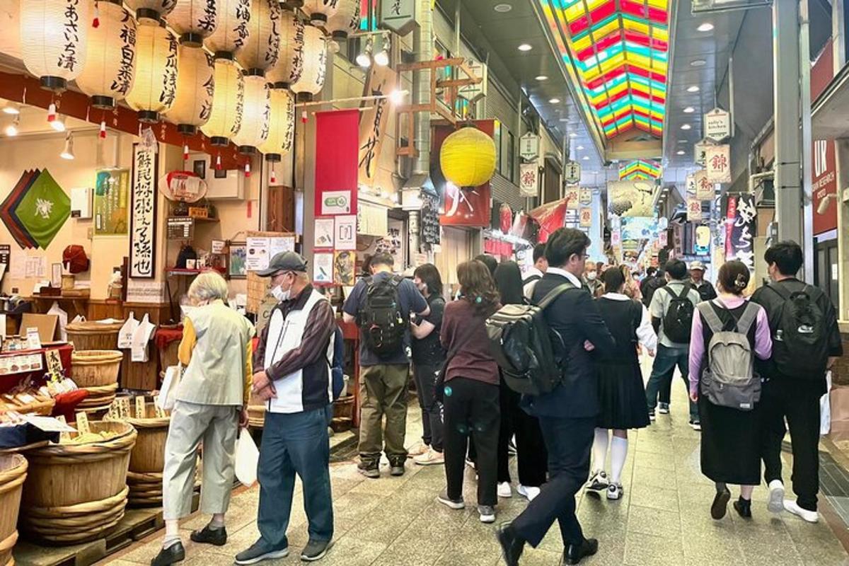 一群人穿过市场
