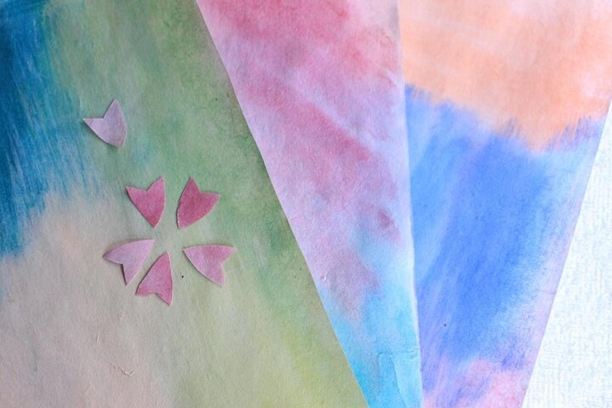 Un primer plano de un paraguas de colores del arco iris con mariposas.