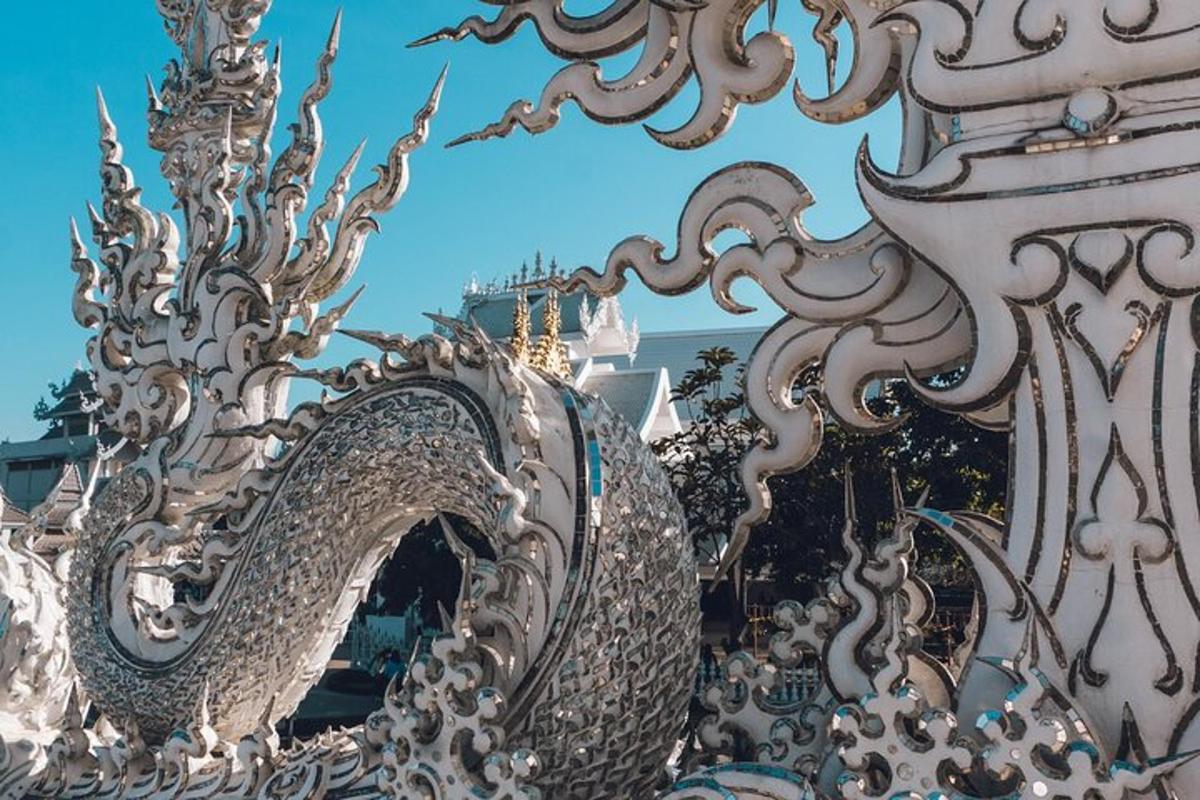 cận cảnh một hàng rào trắng với một tòa nhà