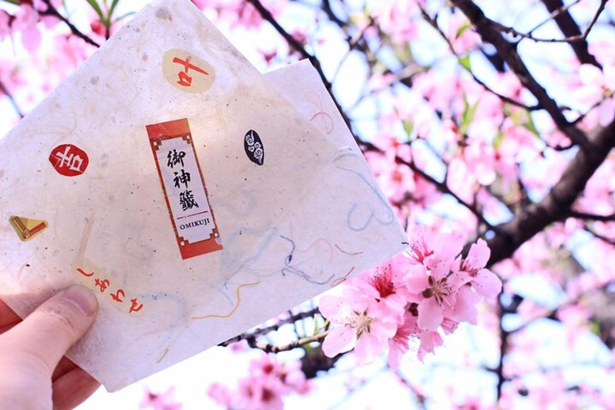 Una persona sosteniendo un trozo de papel con flores de cerezo.