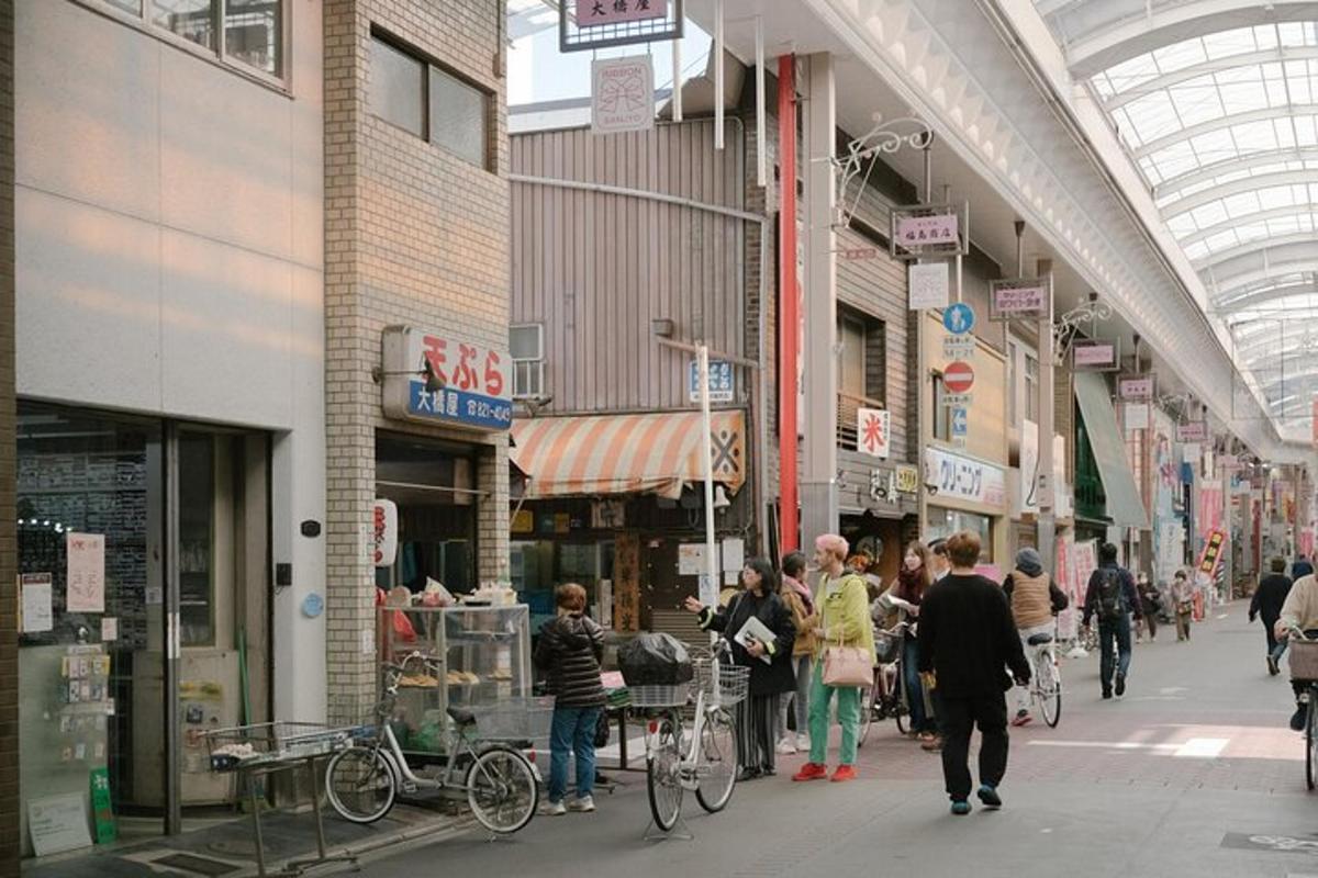 un gruppo di persone che camminano in un centro commerciale