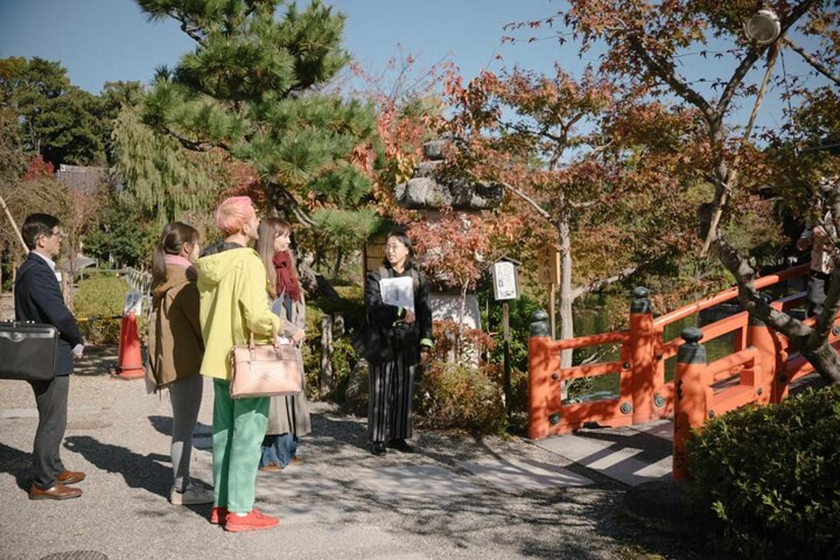un gruppo di persone in piedi in un giardino
