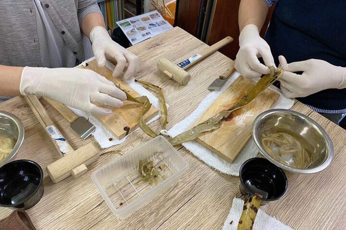 一群人在桌子上制作蜘蛛