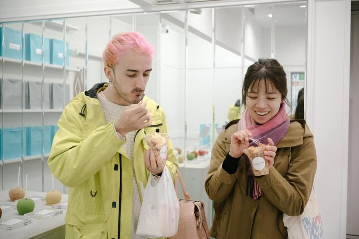 một người đàn ông và một người phụ nữ đang nhìn vào đồ ăn trong một cửa hàng
