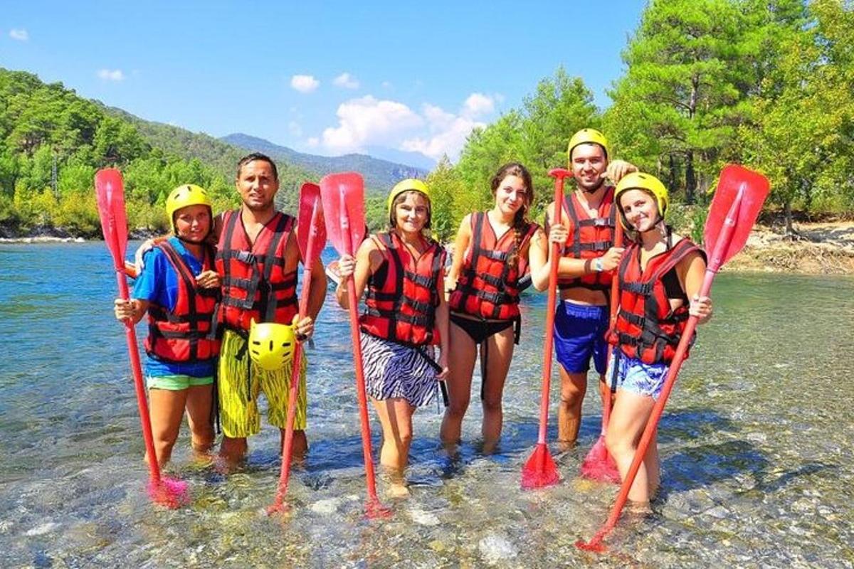 Un grupo de personas de pie en el agua con remos.