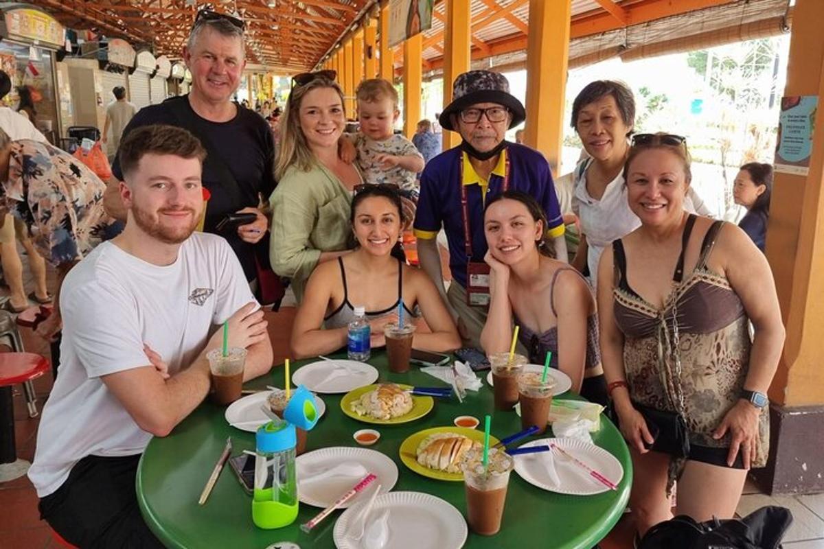 un gruppo di persone che posano per una foto a un tavolo