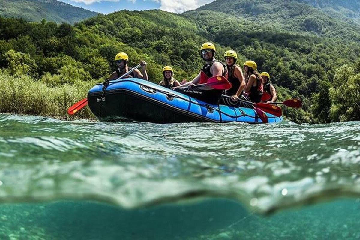 eine Gruppe von Menschen in einem Floß auf einem Fluss
