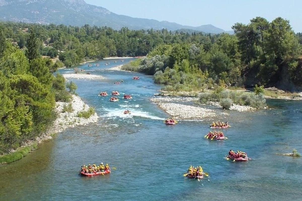eine Gruppe von Menschen raftet einen Fluss hinunter