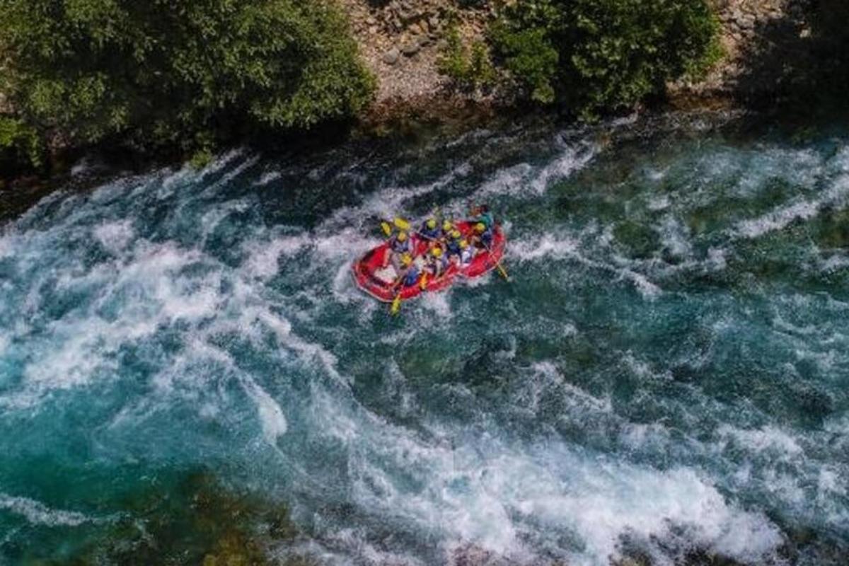 eine Gruppe von Menschen in einem Boot auf einem Fluss