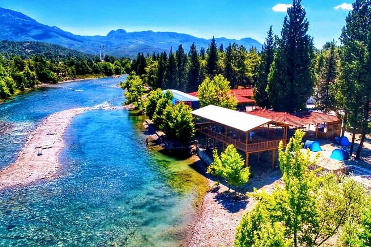 Una vista aérea de un río con una casa.