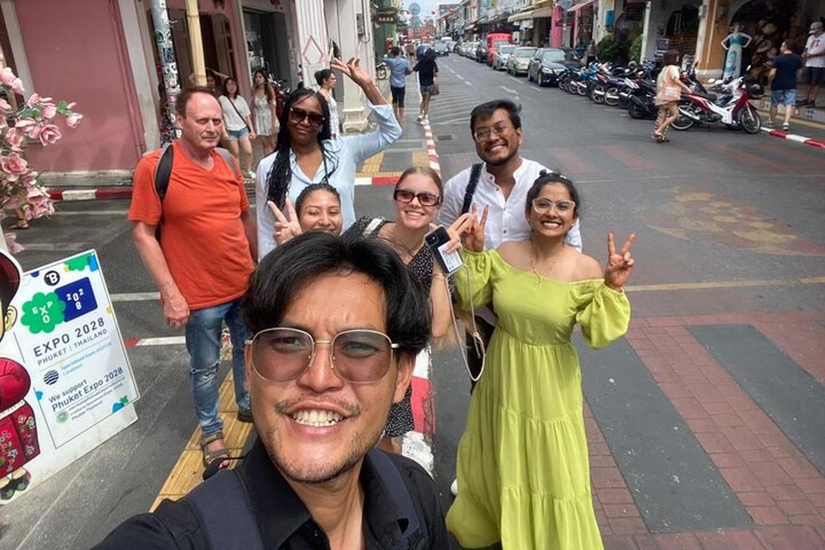 un groupe de personnes posant pour une photo dans une rue