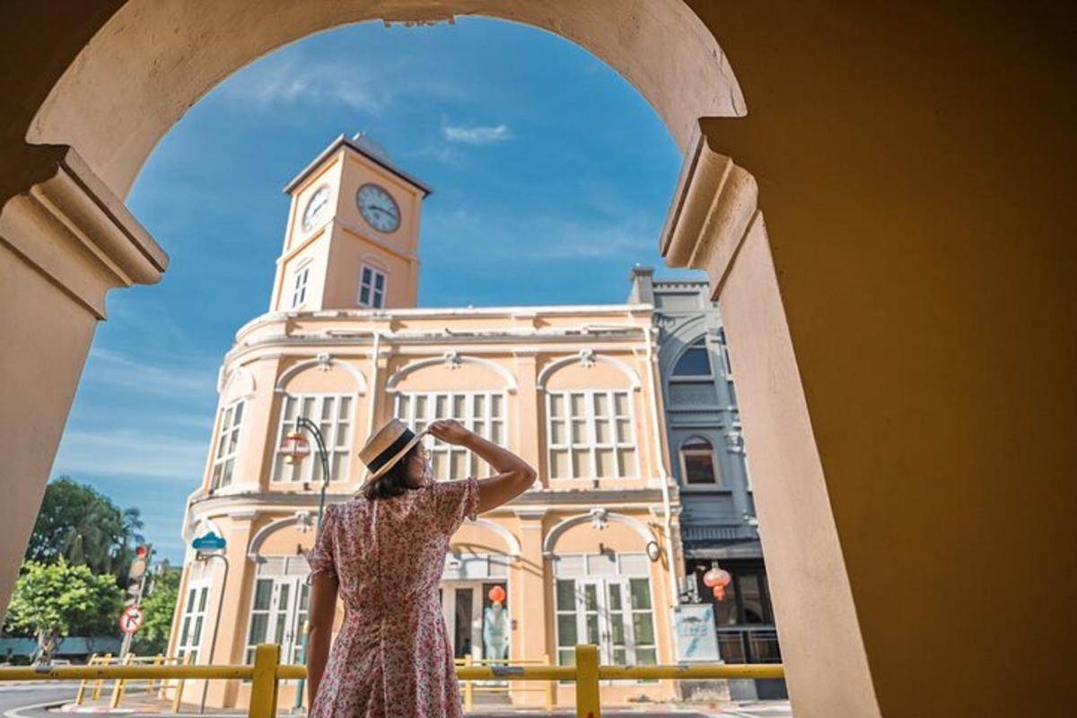 una donna in piedi davanti a un edificio con una torre dell'orologio
