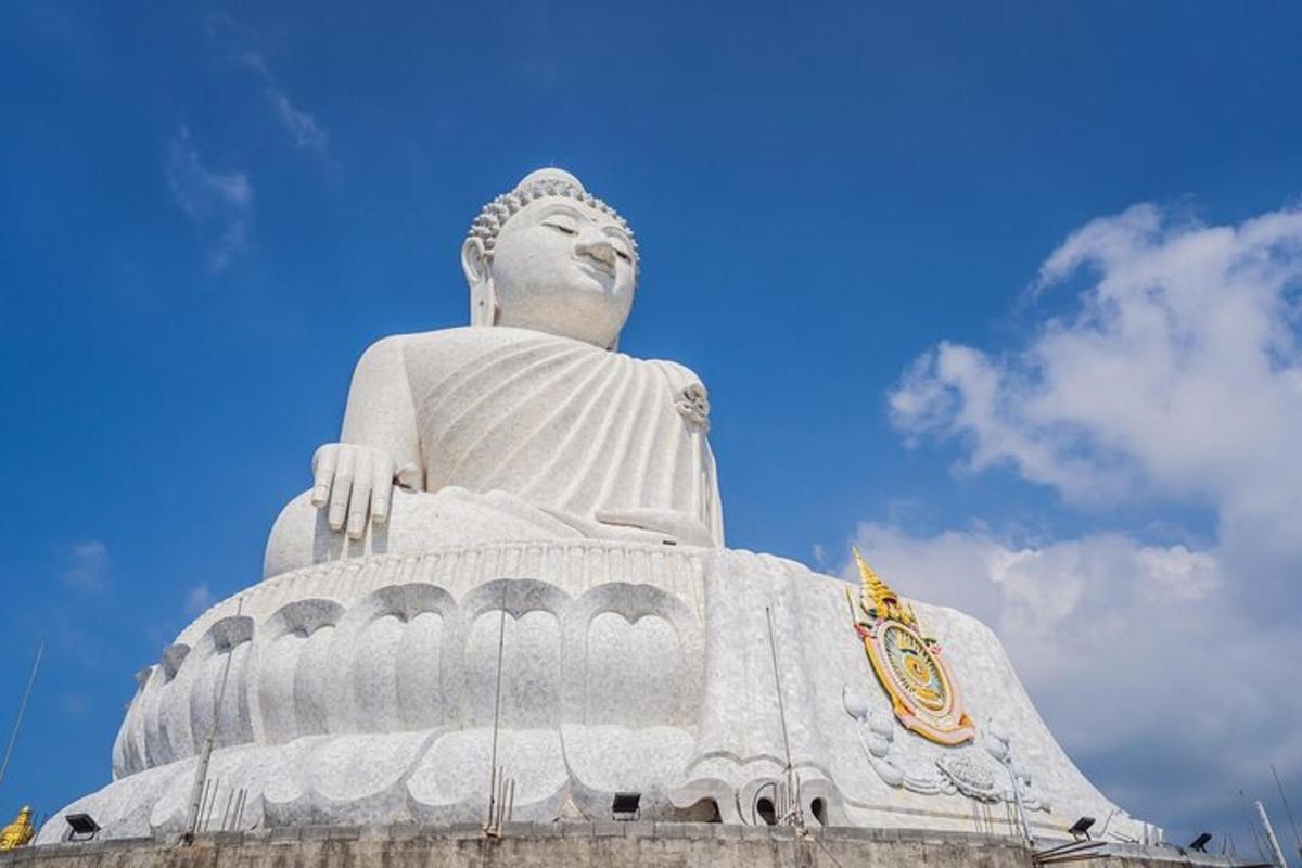 una grande statua seduta in cima a un edificio