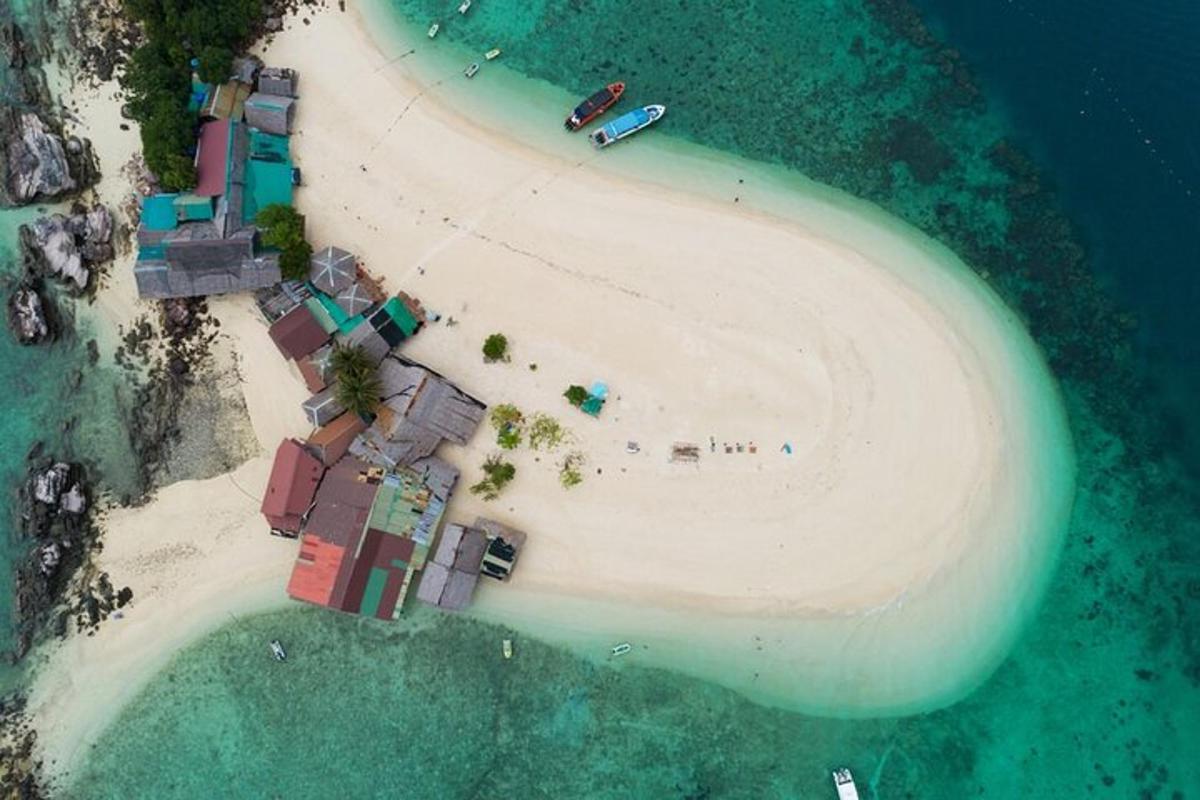 eine Luftaufnahme einer kleinen Insel im Ozean