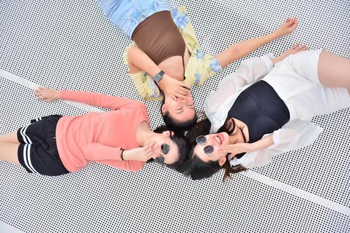 Dos mujeres tumbadas en el suelo con las cabezas juntas