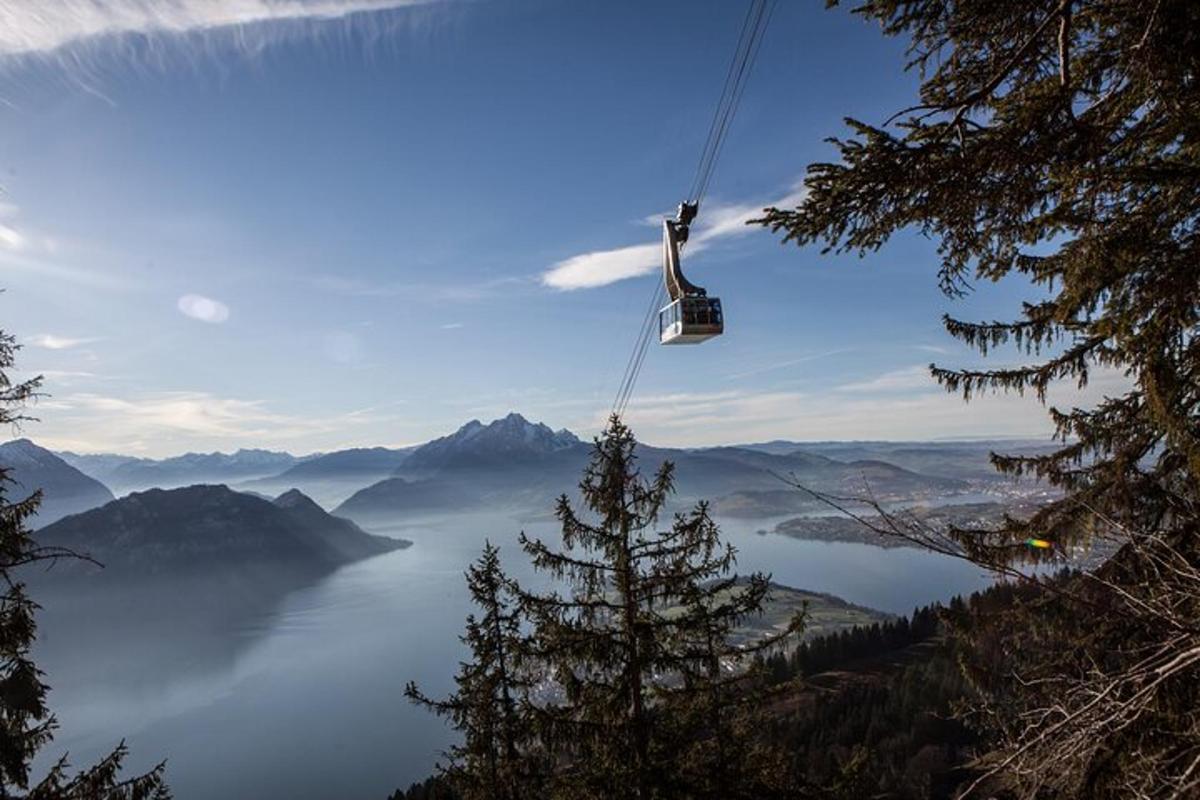 gondola letící nad jezerem v horách
