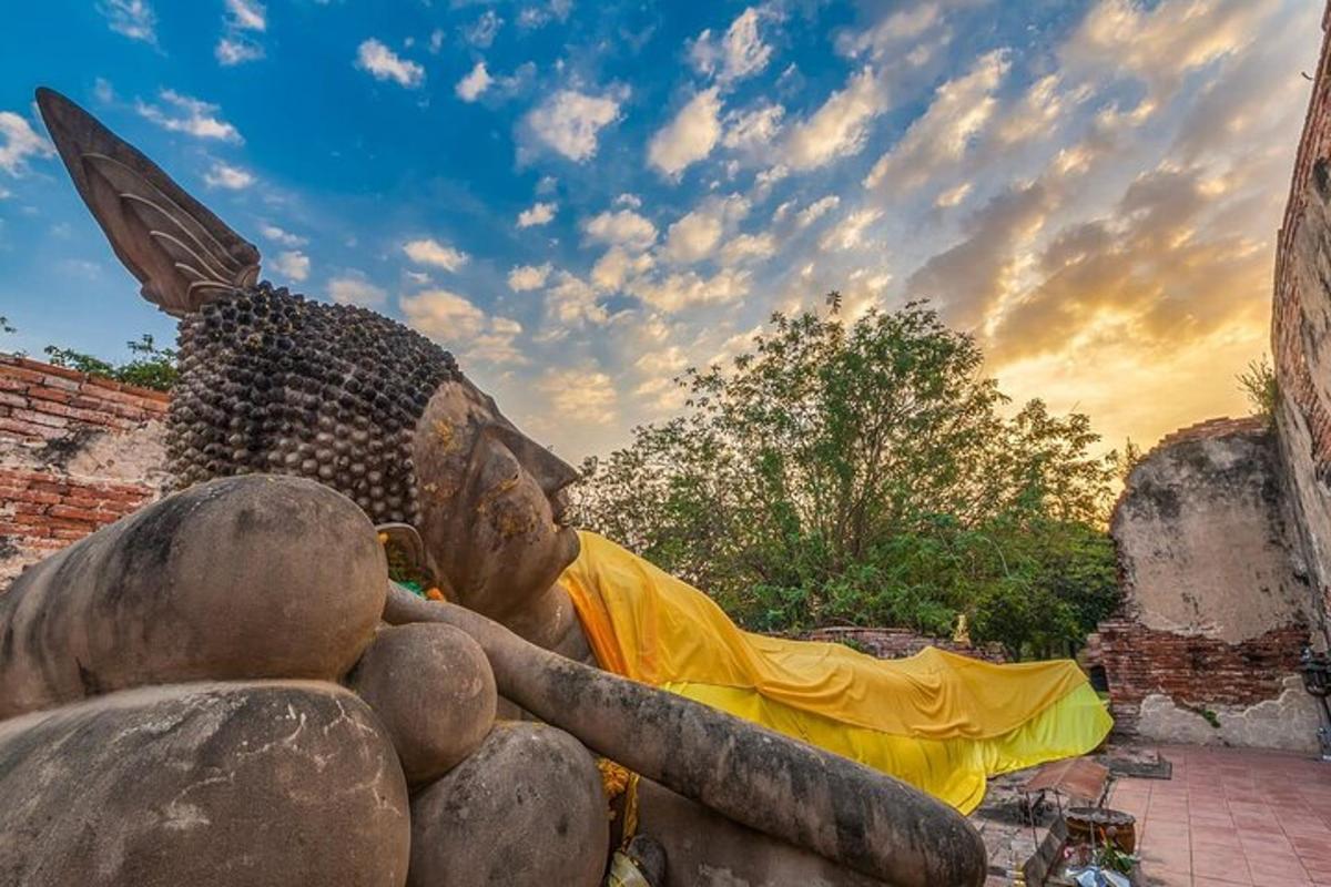 uma estátua de uma abelha em uma pilha de pedras