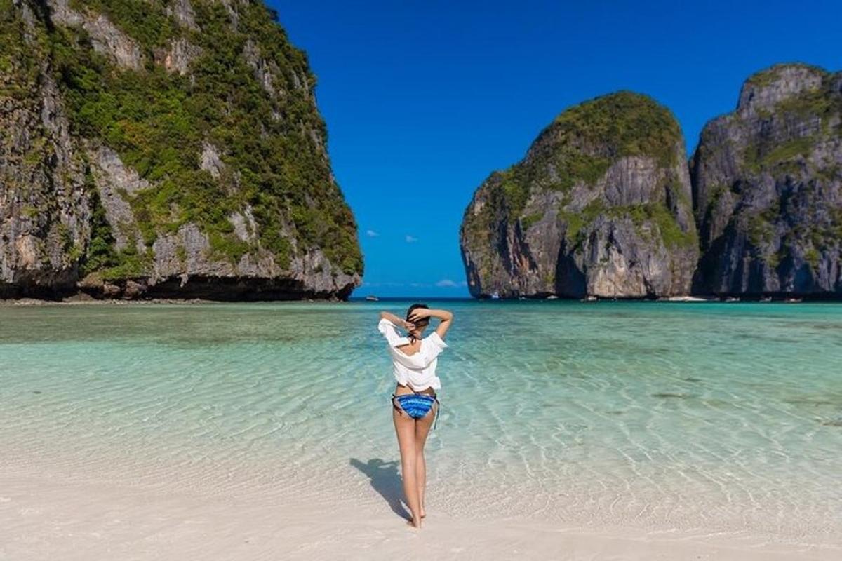 una donna in piedi su una spiaggia in acqua