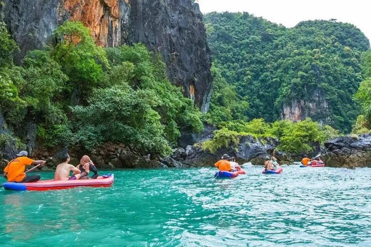 um grupo de pessoas flutuando rio abaixo em boias