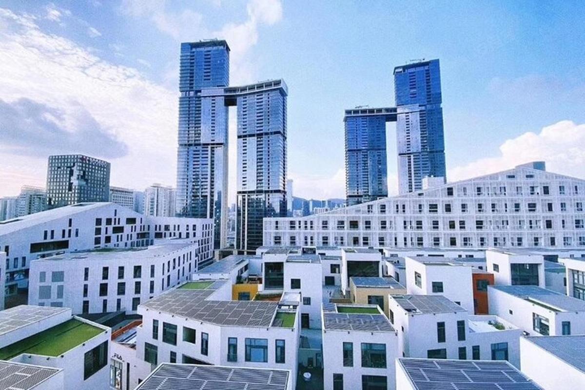 una vista de una ciudad con edificios altos